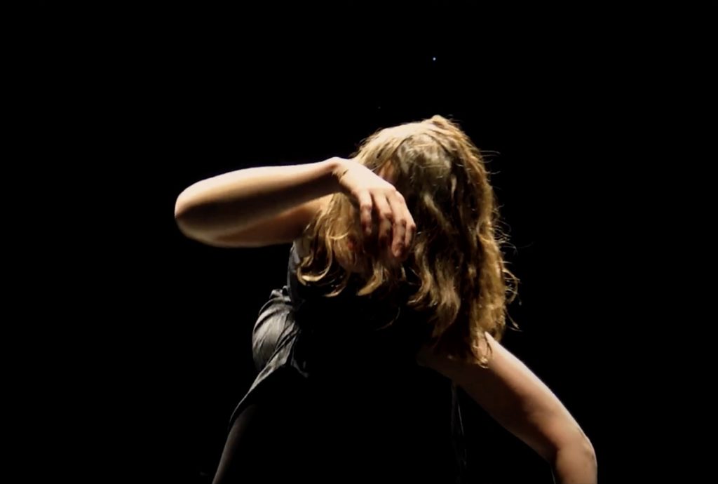 Emilie Carayol Darling danseuse chorégraphe performer métamorphose(s) de la danse support à la performance danse contemporaine écriture et improvisation danse