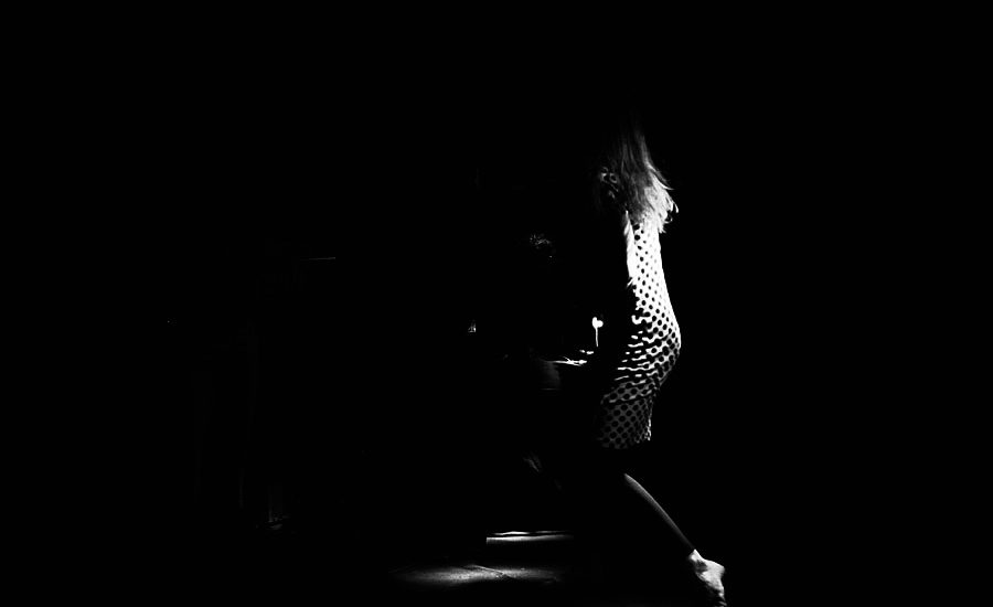 Emilie Carayol Darling danseuse chorégraphe performer de la danse support à la performance danse écritures et improvisation danse contemporaine - Because we don't know this place